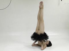 Эротическая фотосессия с сексуальной русской балериной без трусиков