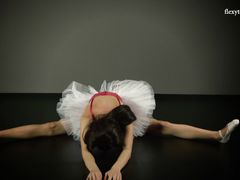 Сексуальная балерина показала голую попку и бритую киску