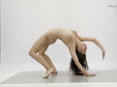 Сексуальная русская гимнастка позирует голой на фотосессии