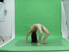 Гибкая русская гимнастка голой садится на шпагат перед камерами
