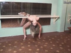 Очень гибкая русская девушка показала сексуальную гимнастику