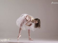 Красивая эротическая фотосессия худенькой русской балерины Ксюши