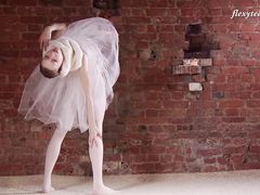 Худая русская балерина Ксюша позирует голой для журнала