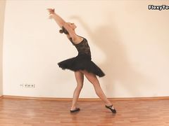 Сексуальная гимнастика от голенькой русской красавицы