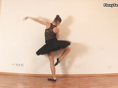 Сексуальная гимнастика от голенькой русской красавицы