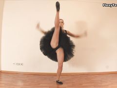 Сексуальная гимнастика от голенькой русской красавицы