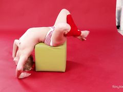 Эротическая гимнастика в фотостудии от русской гибкой девушки