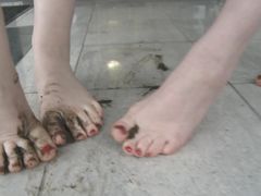 Жена госпожа и ее подруга заставили мужа лизать их грязные ноги