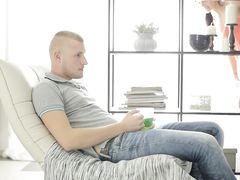 Стройная брюнетка с красивой грудью перепихнулась с другом