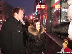 Парнишка трахается с русской брюнеткой Викой после знакомства на улице