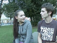 Болтливый русский парень уговорил на секс девушку с улицы