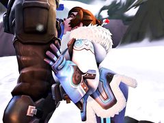 Толстушка Мэй из Overwatch сосет у вооруженного солдата