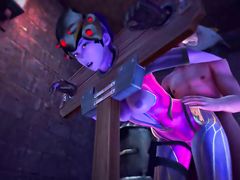 Закованная в колодки Роковая вдова из Overwatch трахается с катом