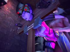 Закованная в колодки Роковая вдова из Overwatch трахается с катом
