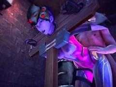 Закованная в колодки Роковая вдова из Overwatch трахается с катом