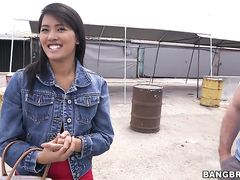 Легкодоступная азиатка за деньги трахается в машине с незнакомцем