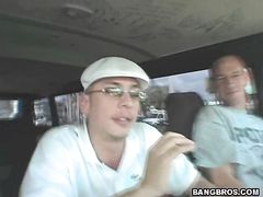 Светловолосая телка трахается в машине за деньги с опытным пикапером
