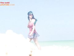 Скрытое видеонаблюдение на пляже за красивой нудисткой