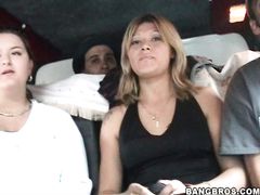 Девушка занимается случайным сексом за деньги в машине пикаперов