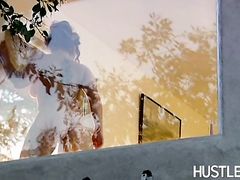 Подглядывающий мужик занялся сексом в ванной со своей соседкой