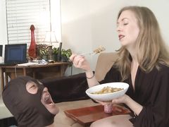 Ненормальная жена госпожа кормит мужа в маске пережеванной едой