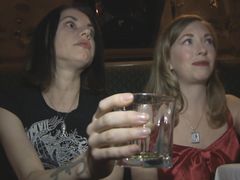 Пьяные жена и ее подруга заставляют мужика лизать их ноги в ночном клубе