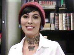 Сексуальное интервью татуированных голых телочек после съемок
