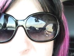 Девушка в очках снимает на видео свою мастурбацию в машине