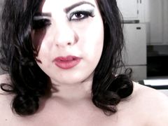 Роскошная толстая брюнетка сексуально показывает сисечки
