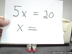 Глупая девочка подросток раздевается за неправильные ответы на IQ тест