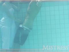 Полуголая зрелая жена дрочит мужу член под водой в бассейне