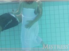 Полуголая зрелая жена дрочит мужу член под водой в бассейне