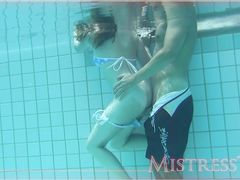 Экстремальная женщина мастурбирует под водой член мужчины