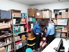 Охранники магазина жестко наказывали сексом пойманную воровку