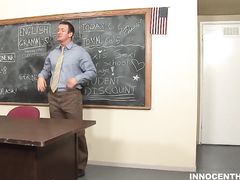 Одинокий учитель трахает ученицу в кабинете после окончания занятий