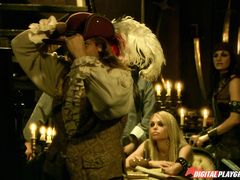Пиратки лесбиянки ласкают друг друга в эпизоде полнометражного фильма