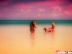Загорелые лесбиянки на пляже доводят друг друга до экстаза