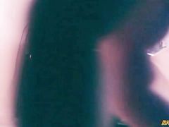 Вебкам модель мастурбирует крупным планом в эротическом чате