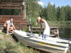 Лапочка делает другу минет в лодке на реке