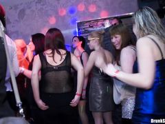 Пьяная групповуха во время вечеринки в чешском ночном клубе