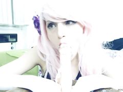 Белокурая красотка сосет резиновый член перед своим парнем