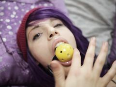 Красотка с кляпом во рту сама себя доводит до оргазма