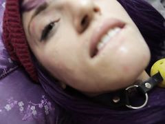 Красотка с кляпом во рту сама себя доводит до оргазма