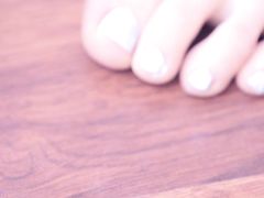 Игривая фут фетишистка мастурбирует вибратором лаская себе ножки