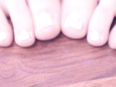 Игривая фут фетишистка мастурбирует вибратором лаская себе ножки
