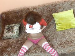 Худая рыжая деваха вставляет в вагину длинный дилдо
