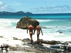 Два качка одновременно трахают дырочки давалки на пляже