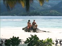 Два мужика одновременно засаживают девчонке на пляже
