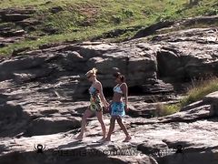 Блондинка с натуральными сиськами трахается на пляже с двумя парнями