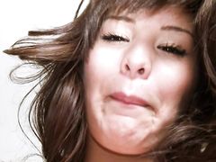 Улыбчивая красотка мастурбирует крупным планом свою дырочку